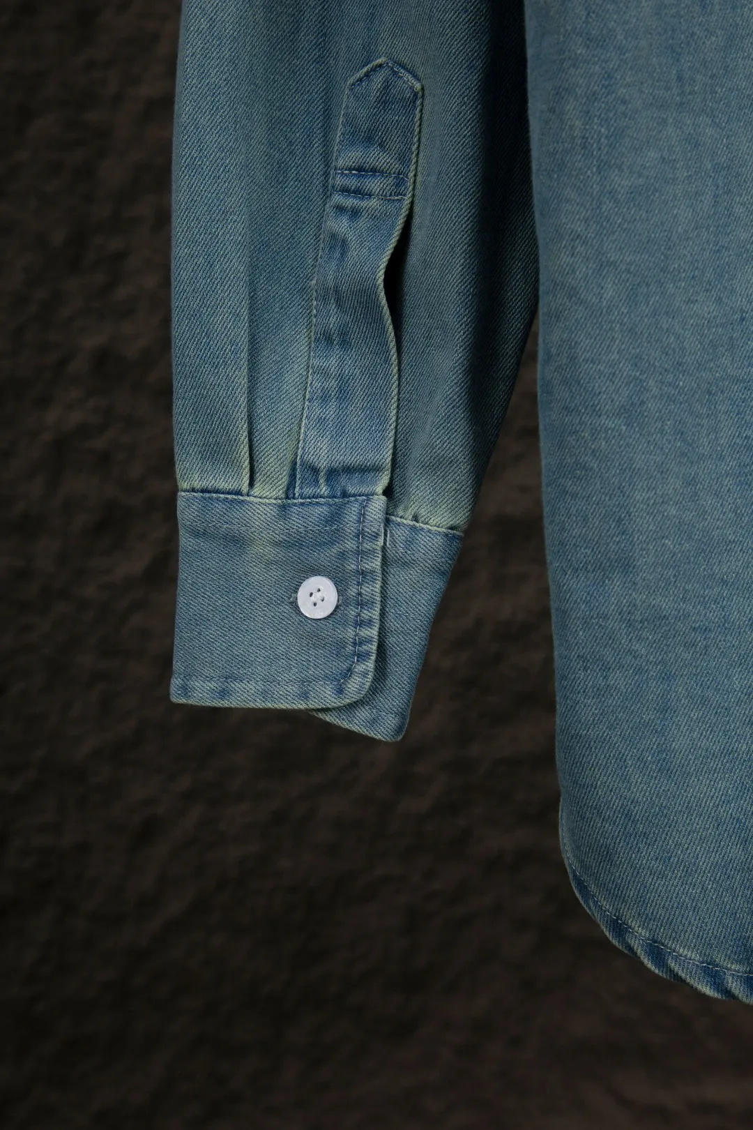 P250 Actual Photos [Popular New Style] Model Number: 25105# Color: Denim Blue Size: S to A versatile shirt that can be worn in all seasons. It is oversized and has a translucent fade. It can be worn alone or layered as a jacket. It can also be worn as an inner layer of a sweater. It has a lightly distressed wash fade and is naturally white. The upper body is retro and casual. Save the mismatch.